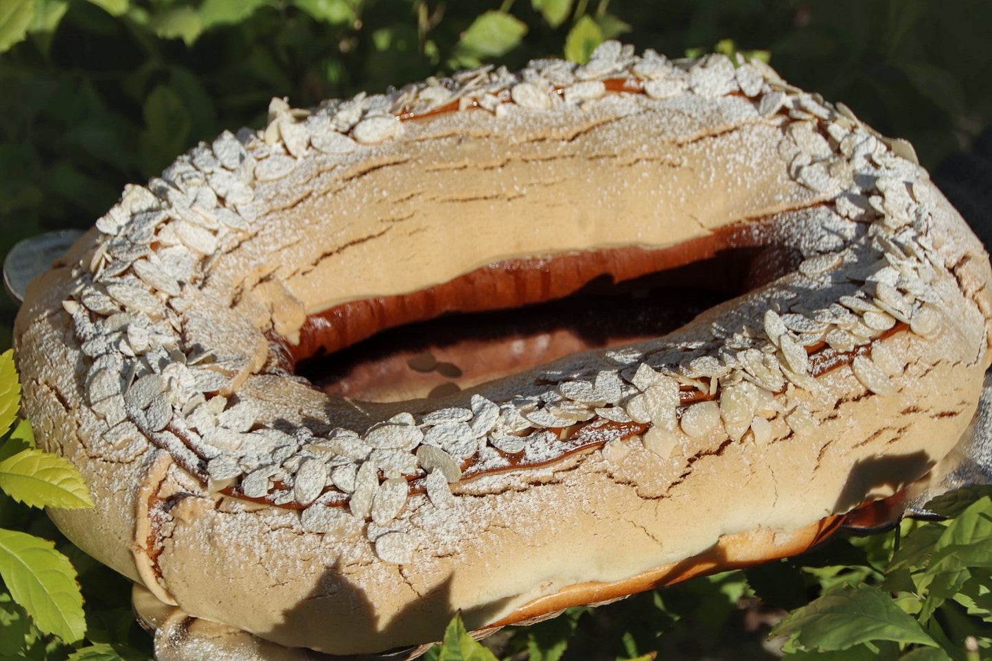 Rosca de concha de vainilla, con dulce de leche y almendras
