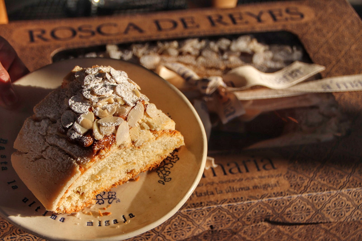 Rosca de concha de vainilla, con dulce de leche y almendras