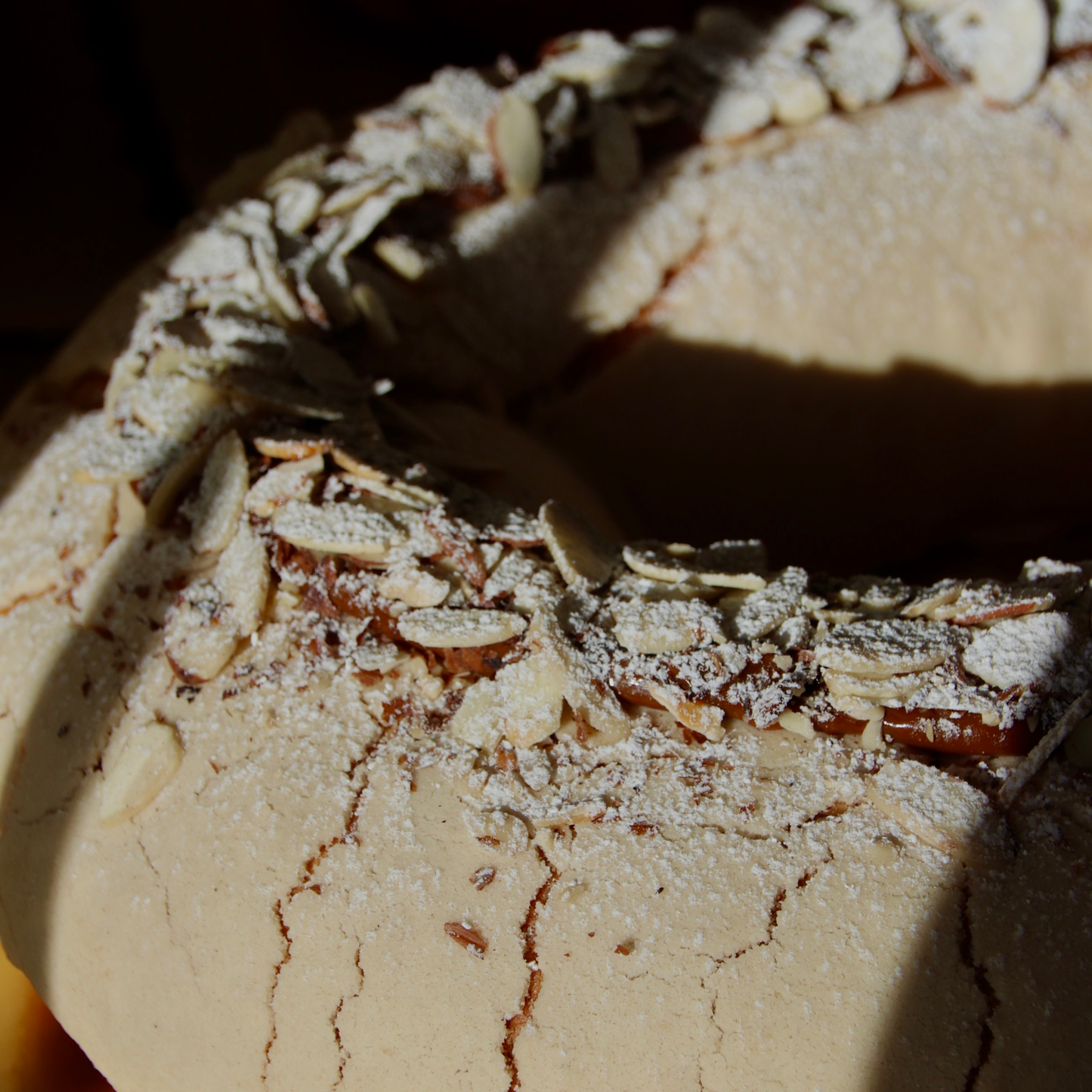 Rosca de concha de vainilla, con dulce de leche y almendras