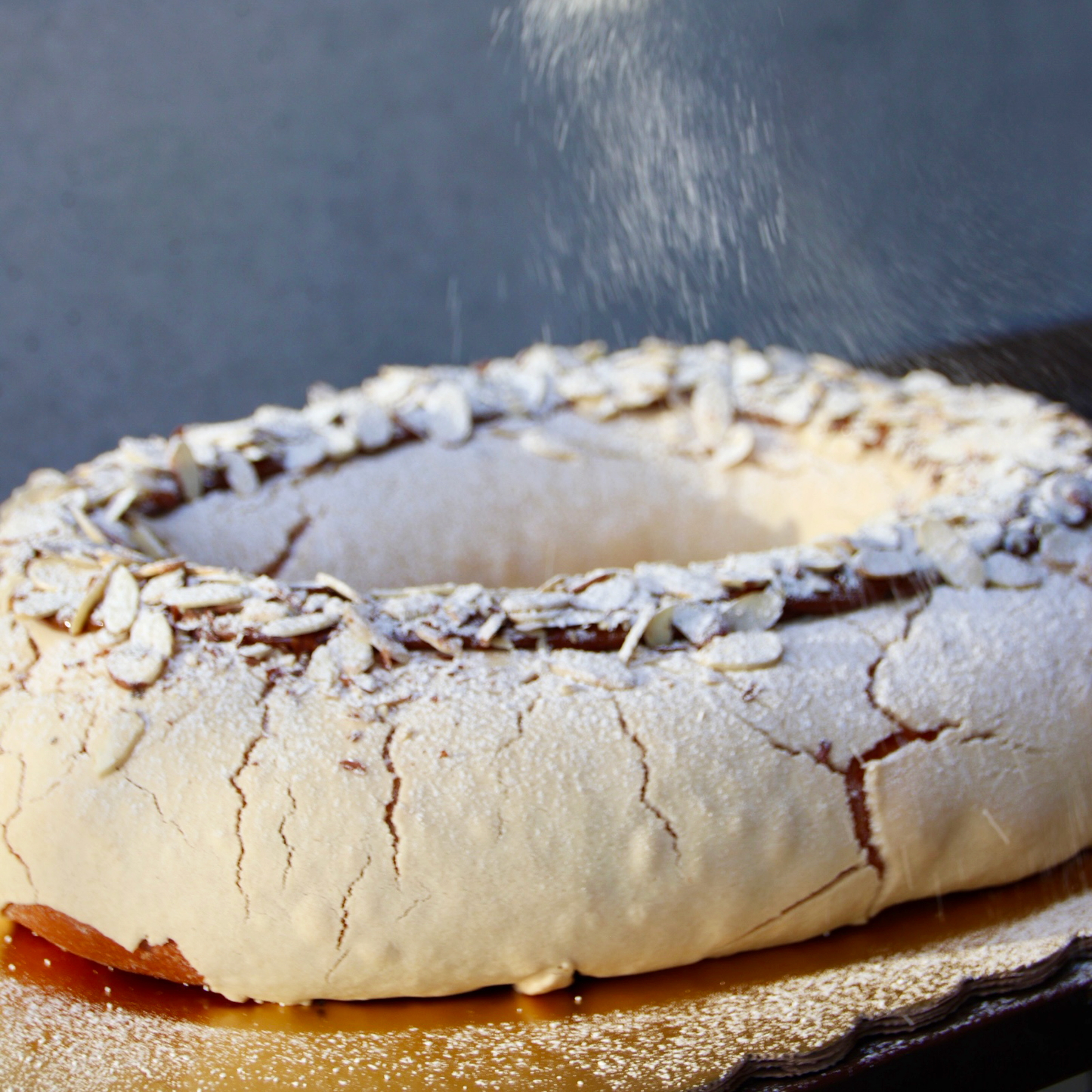 Rosca de concha de vainilla, con dulce de leche y almendras