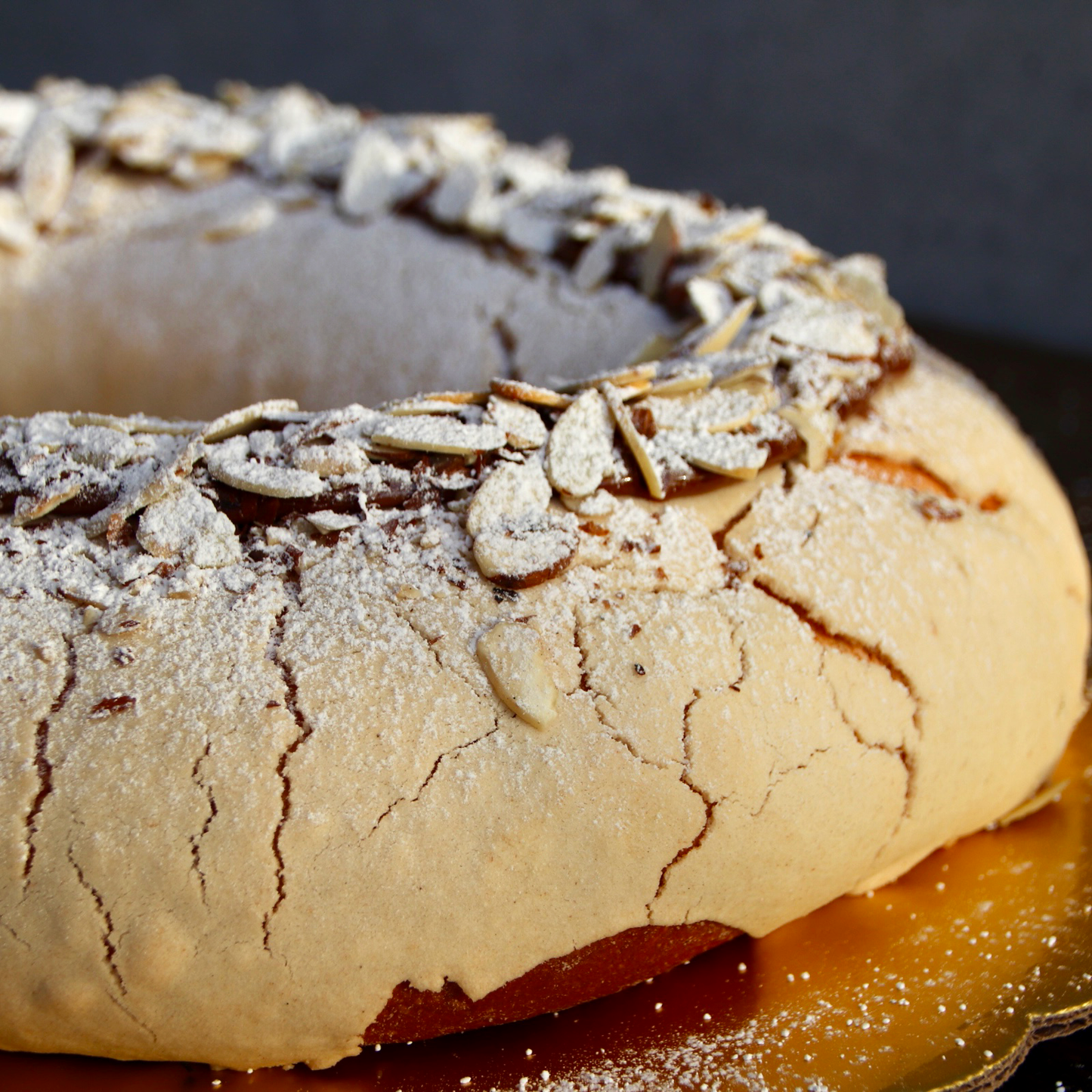 Rosca de concha de vainilla, con dulce de leche y almendras